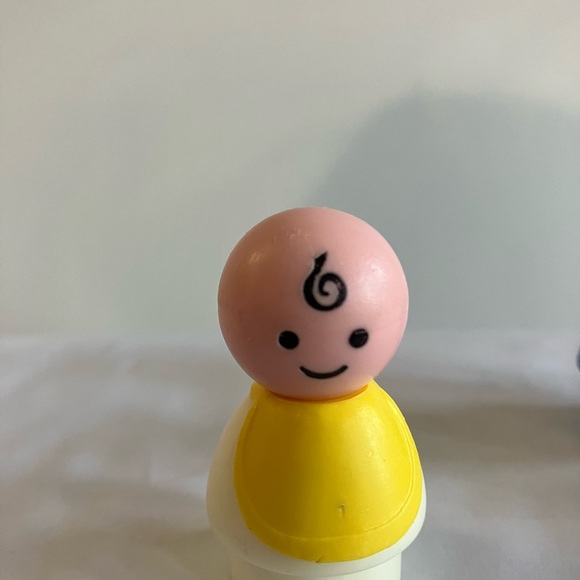 Vintage Fisher-Price mini bus with Family. - Picture 10 of 16